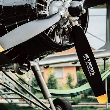 Antonov Im Garten - Flugzeug-ferienwohnung