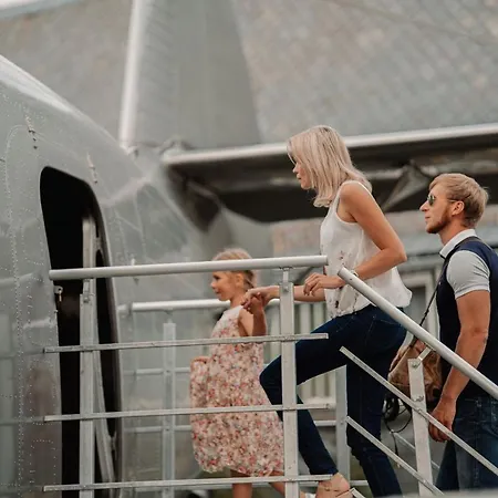 Antonov Im Garten - Flugzeug-ferienwohnung *