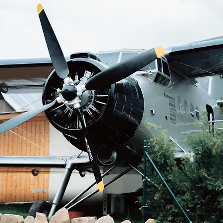 Antonov Im Garten - Flugzeug-ferienwohnung Botel